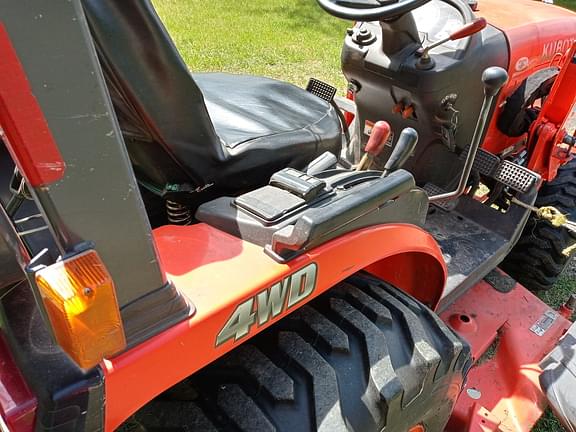 Image of Kubota B2320 equipment image 2