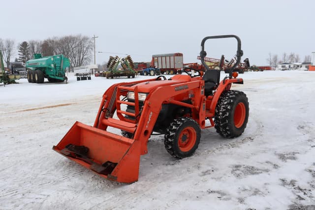 Image of Kubota L3400 equipment image 2