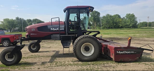 Image of MacDon M200 equipment image 3