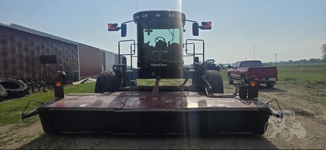 Image of MacDon M200 equipment image 1