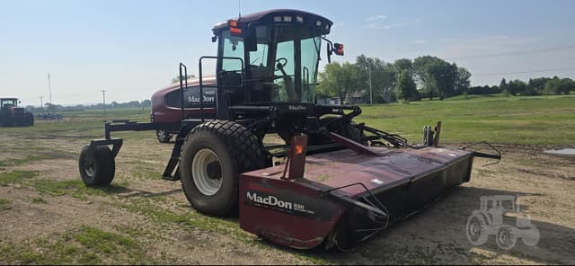 Image of MacDon M200 equipment image 2