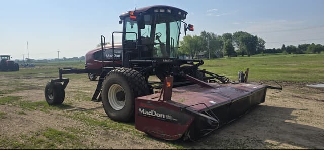 Image of MacDon M200 equipment image 2