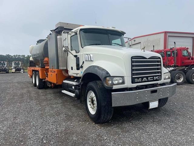 Image of Mack Granite GU713 equipment image 2