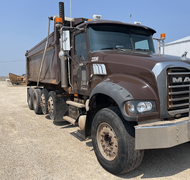 Image of Mack Granite GU713 equipment image 1
