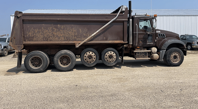Image of Mack Granite GU713 equipment image 2
