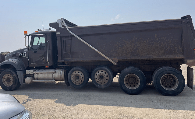 Image of Mack Granite GU713 equipment image 3