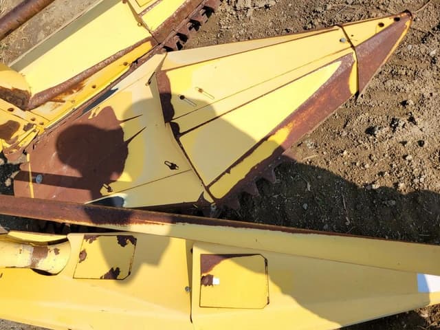 Image of New Holland 824 equipment image 4