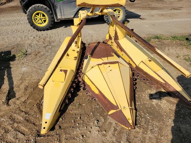 Image of New Holland 824 equipment image 2