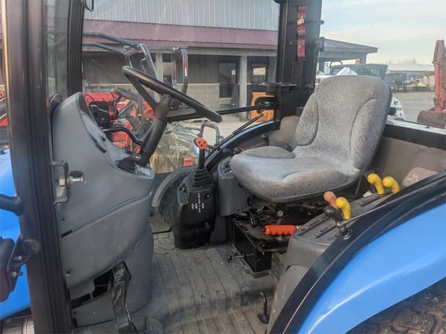 Image of New Holland Boomer 3045 equipment image 4