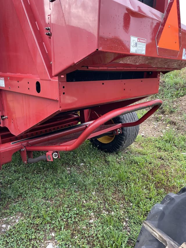 Image of New Holland BR7060 equipment image 4