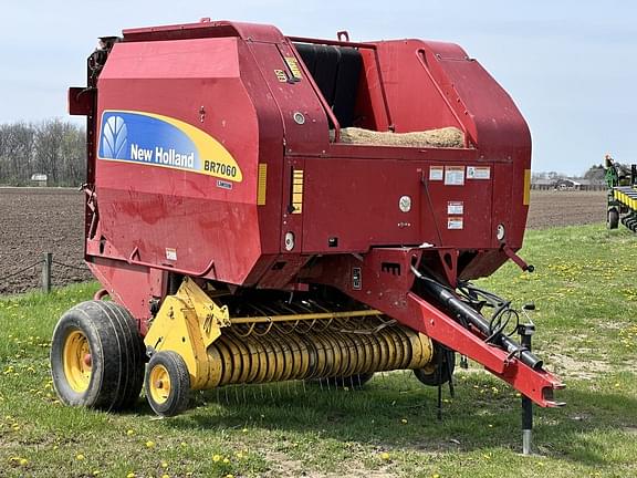 Image of New Holland BR7060 Image 0