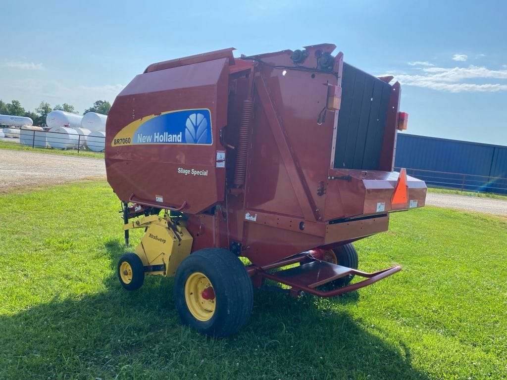 2008 New Holland BR7060 Equipment Image0