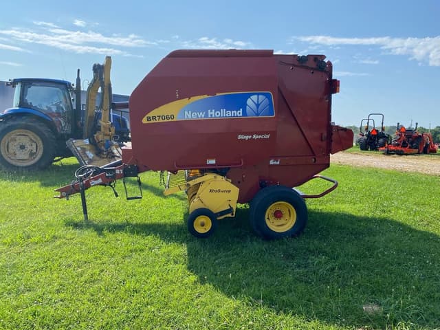 Image of New Holland BR7060 equipment image 4