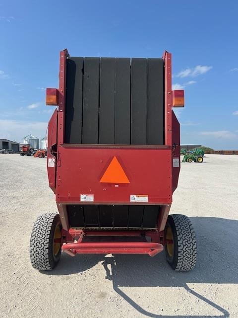 Image of New Holland BR7070 equipment image 3