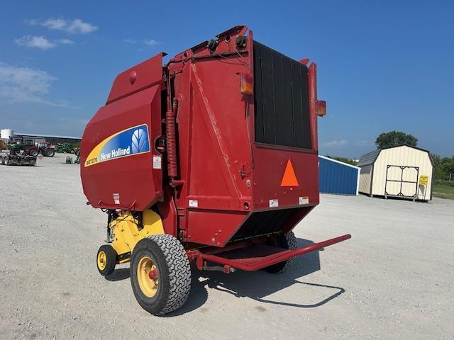 Image of New Holland BR7070 equipment image 2