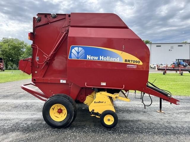 Image of New Holland BR7090 equipment image 2