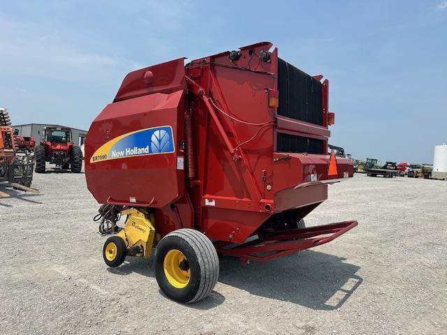 Image of New Holland BR7090 equipment image 2