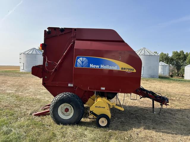 Image of New Holland BR7090 equipment image 3