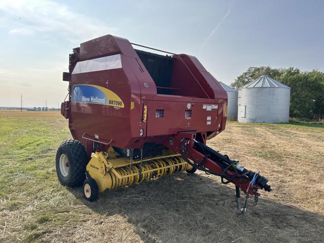 Image of New Holland BR7090 equipment image 2