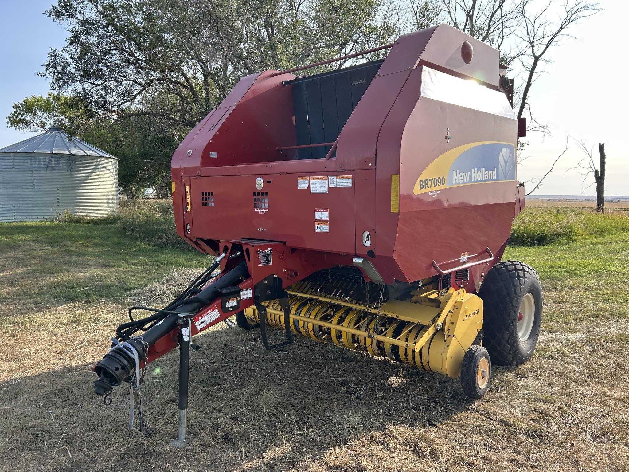 2008 New Holland BR7090 Equipment Image0