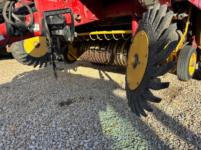 Image of New Holland BR7090 equipment image 4