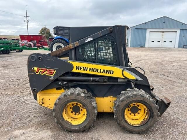 Image of New Holland L175 equipment image 3