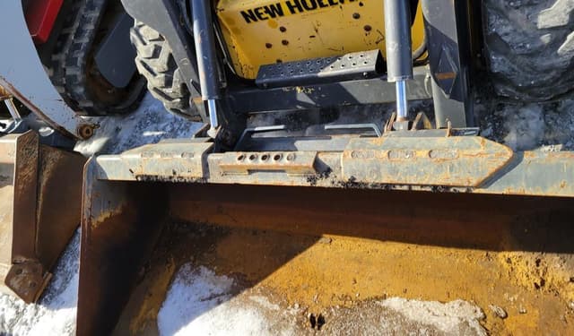 Image of New Holland L175 equipment image 2