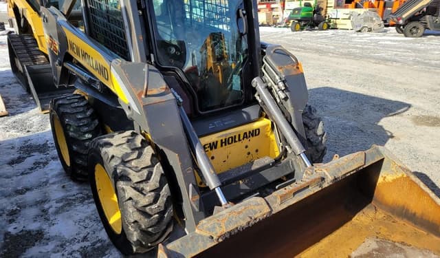 Image of New Holland L175 equipment image 4