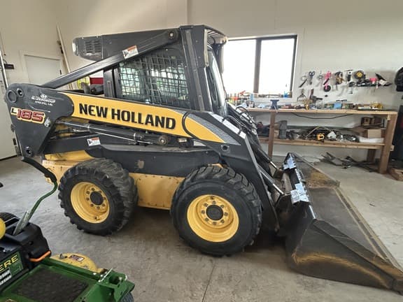Image of New Holland L185 equipment image 1