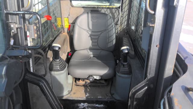 Image of New Holland L185 equipment image 4