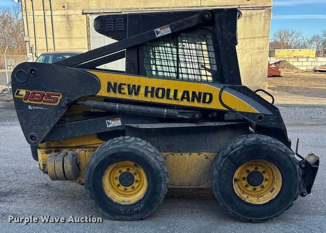 Image of New Holland L185 equipment image 3