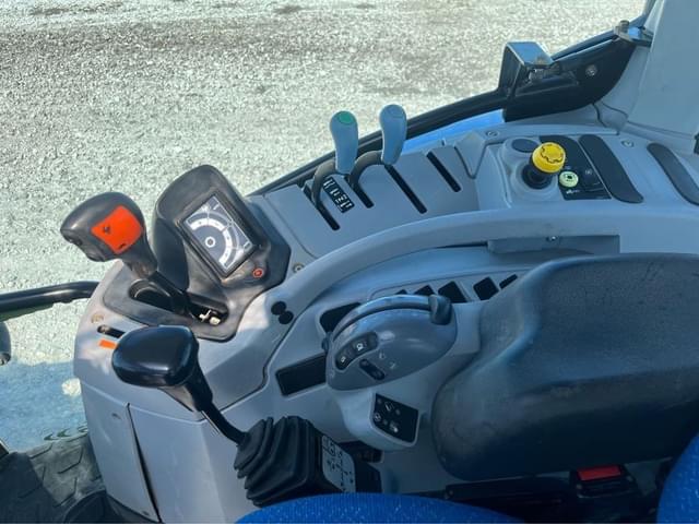 Image of New Holland T6070 Plus equipment image 3