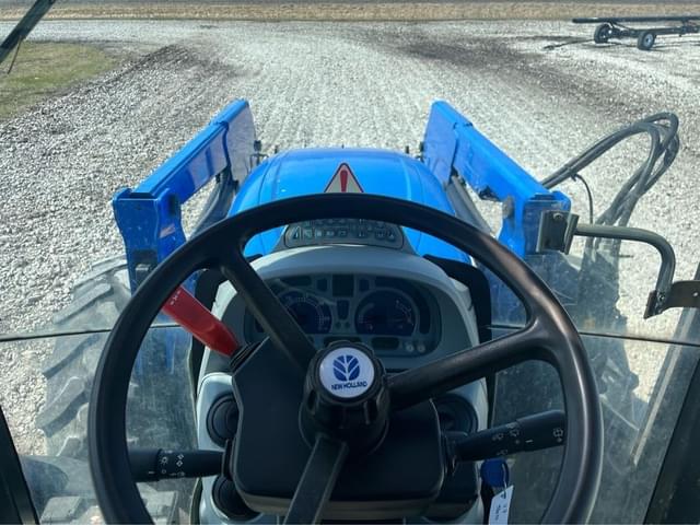 Image of New Holland T6070 Plus equipment image 4