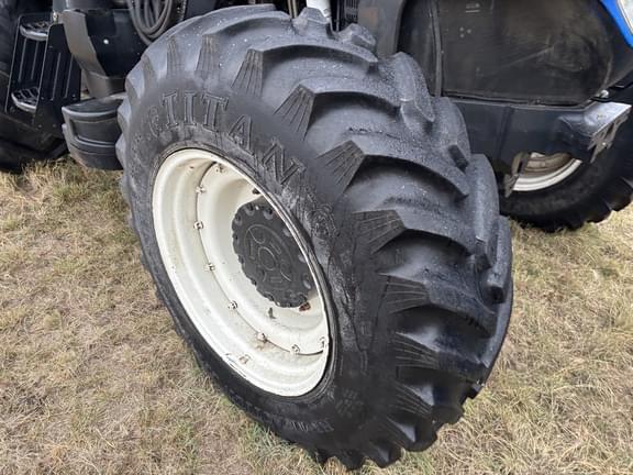 Image of New Holland T7030 equipment image 4