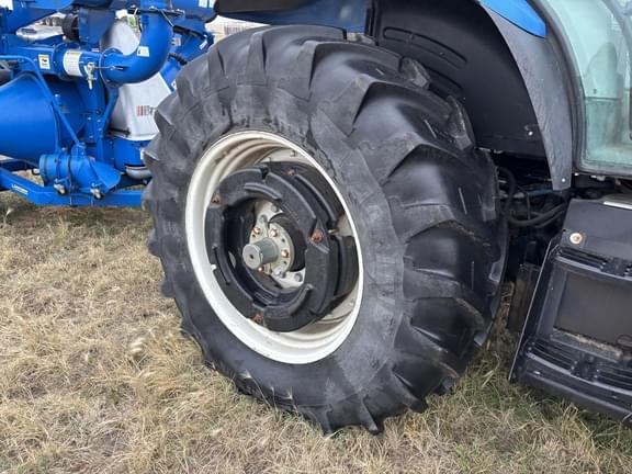 Image of New Holland T7030 equipment image 3