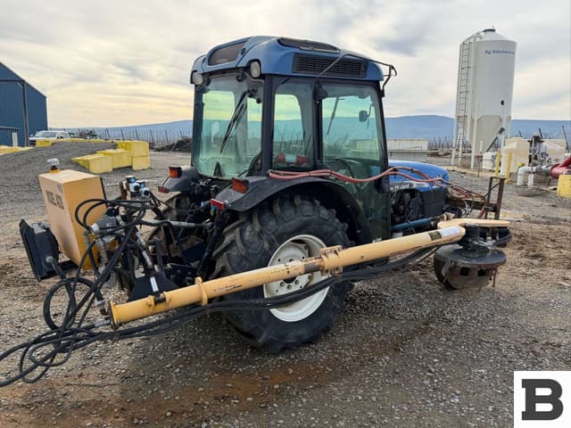 Image of New Holland TN85FA equipment image 4