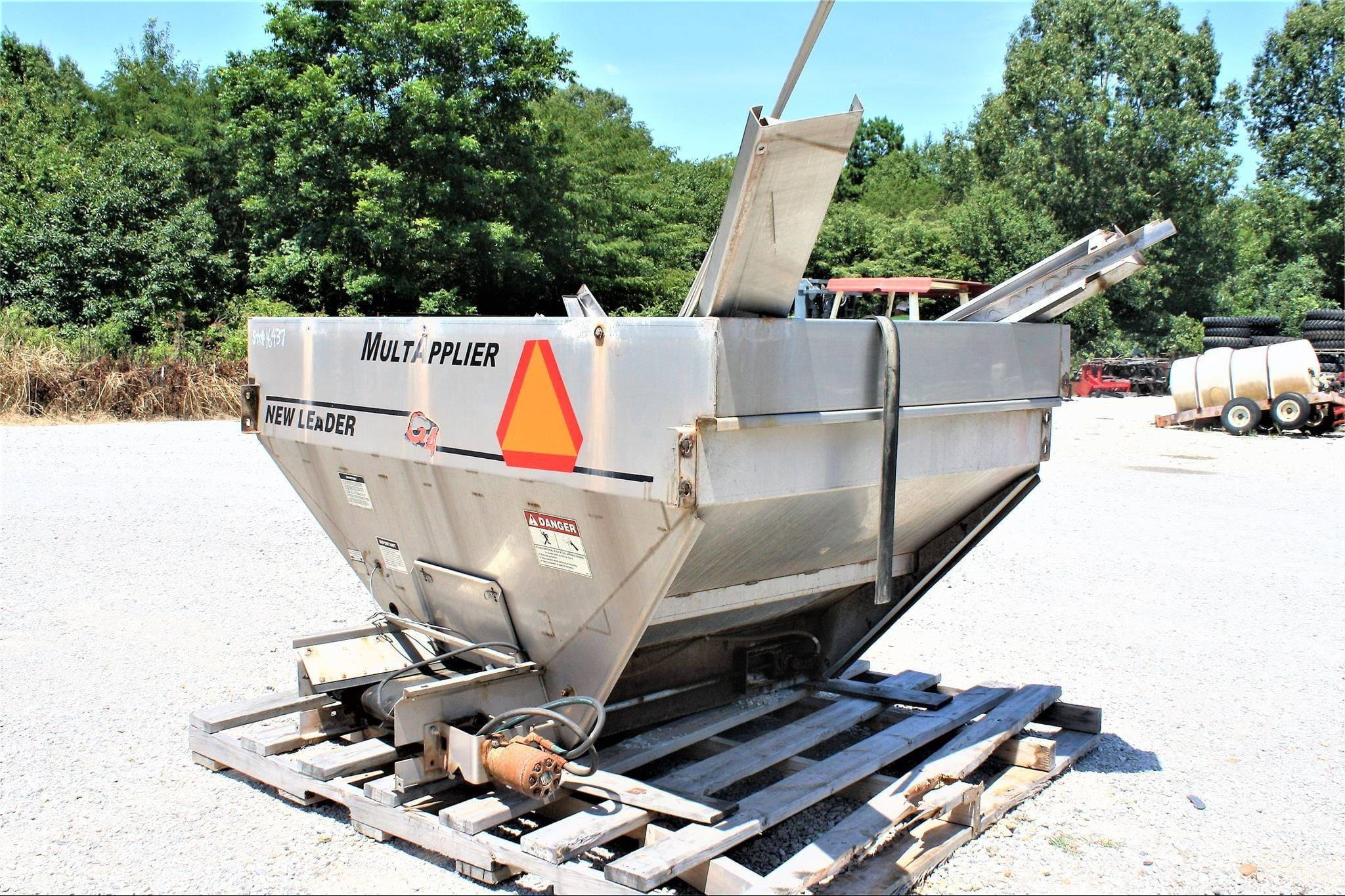2008 New Leader L4000G4 Equipment Image0