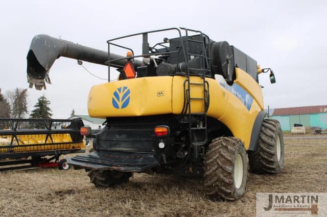 Image of New Holland CR9040 equipment image 2