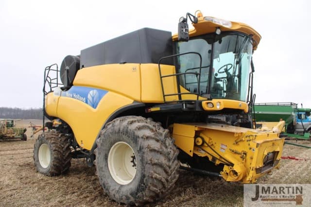 Image of New Holland CR9040 equipment image 1