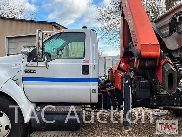 Image of Ford F-750 equipment image 2