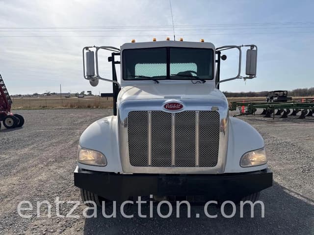 Image of Peterbilt 325 equipment image 1