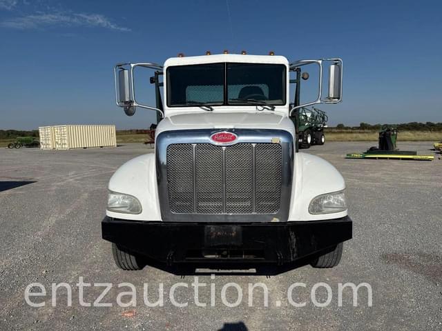 Image of Peterbilt 325 equipment image 1
