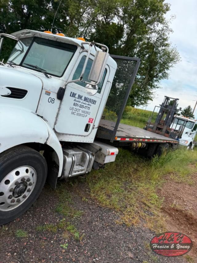 Image of Peterbilt 330 equipment image 1