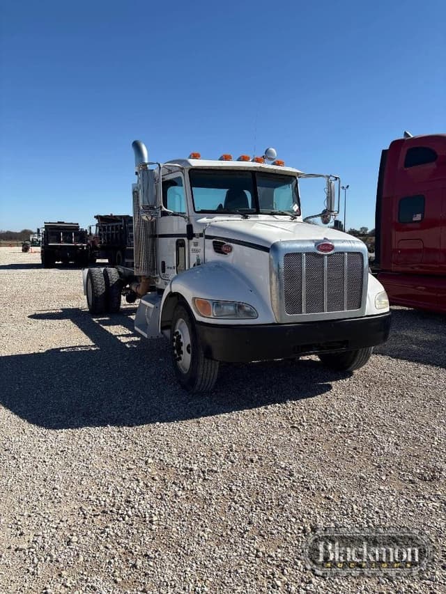 Image of Peterbilt 335 equipment image 4