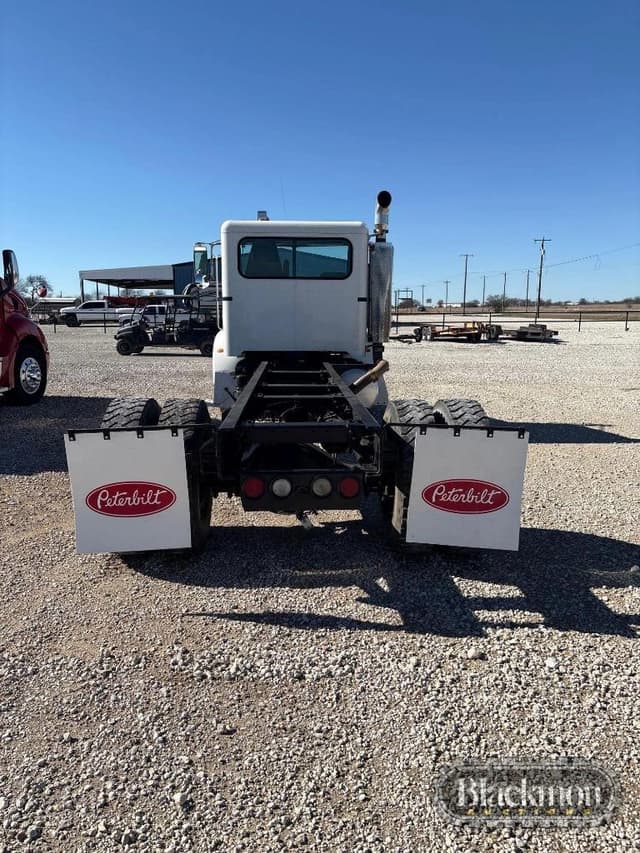 Image of Peterbilt 335 equipment image 2