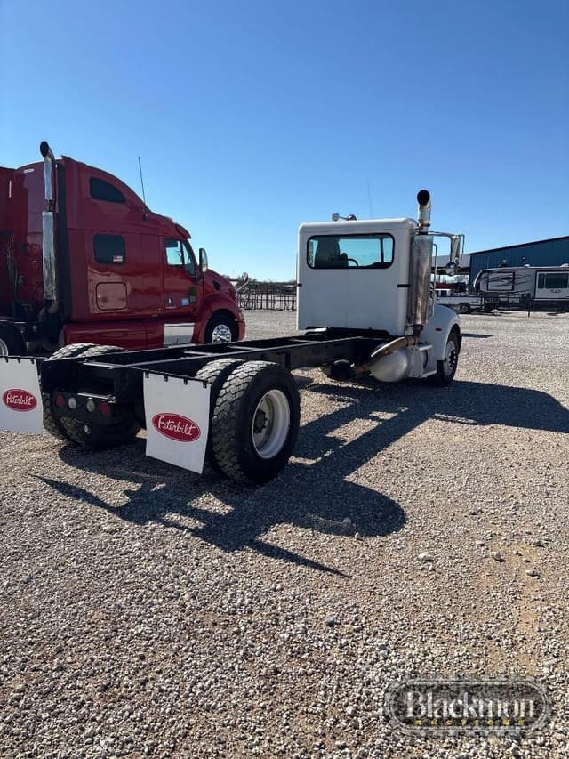 Image of Peterbilt 335 equipment image 3