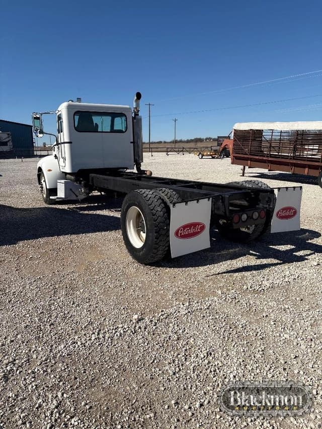 Image of Peterbilt 335 equipment image 1