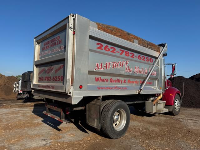Image of Peterbilt 335 equipment image 3