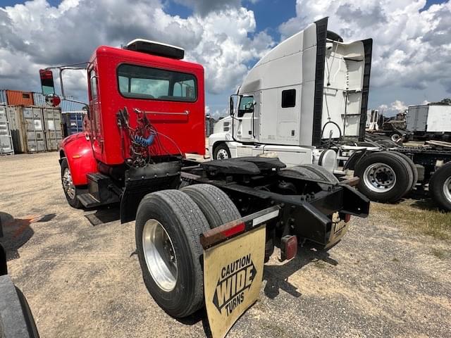 Image of Peterbilt 335 equipment image 3