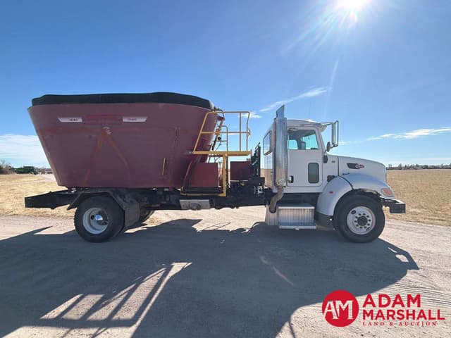 Image of Peterbilt 335 equipment image 3